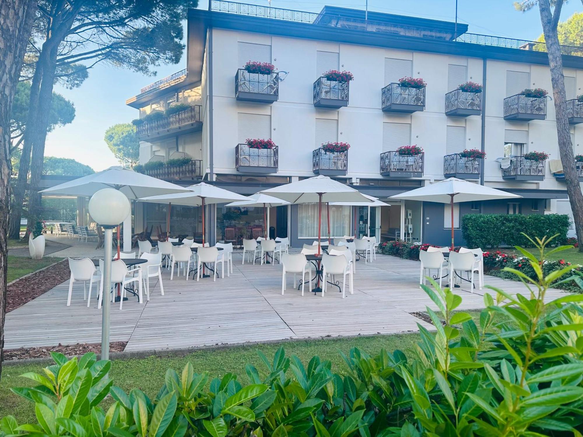 Hotel Laura Bibione Exterior foto