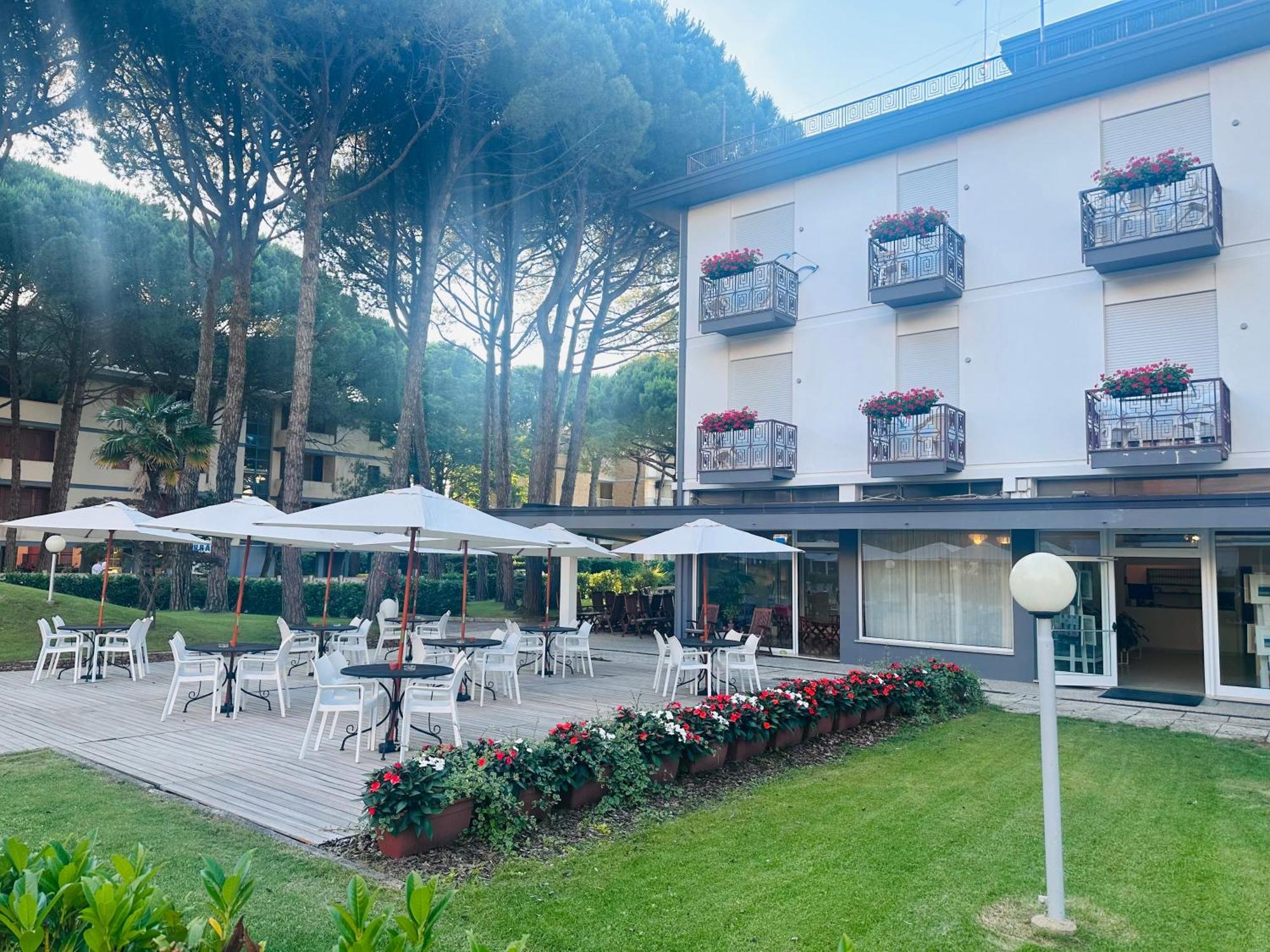 Hotel Laura Bibione Exterior foto