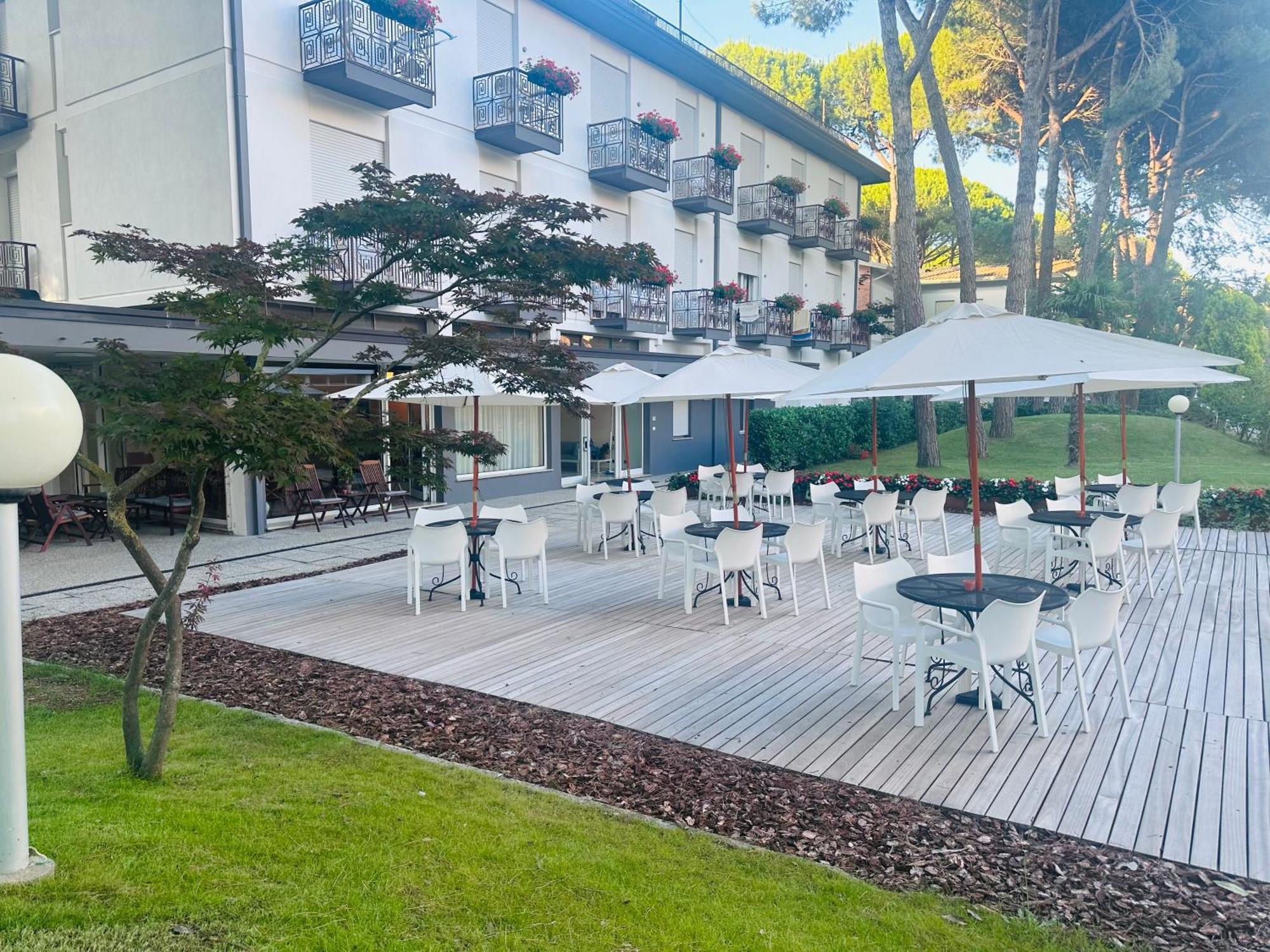 Hotel Laura Bibione Exterior foto